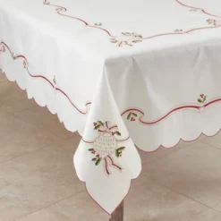 Saro Lifestyle Embroidered Tablecloth With Christmas Motifs -Saro Lifestyle GUEST 21b9154b 8fdd 4650 928d af31ae70a02f