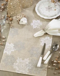 Saro Lifestyle Embroidered Snowflake Design Table Runner -Saro Lifestyle GUEST 54ee4fcb 6504 4277 b18d ddf2f1a93273