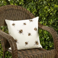 Saro Lifestyle Charming Bumble Bee Outdoor Pillow With Poly Fill, 18"x18", Off-White -Saro Lifestyle GUEST 890fb967 54b5 4fe8 9dac 5538eb821127